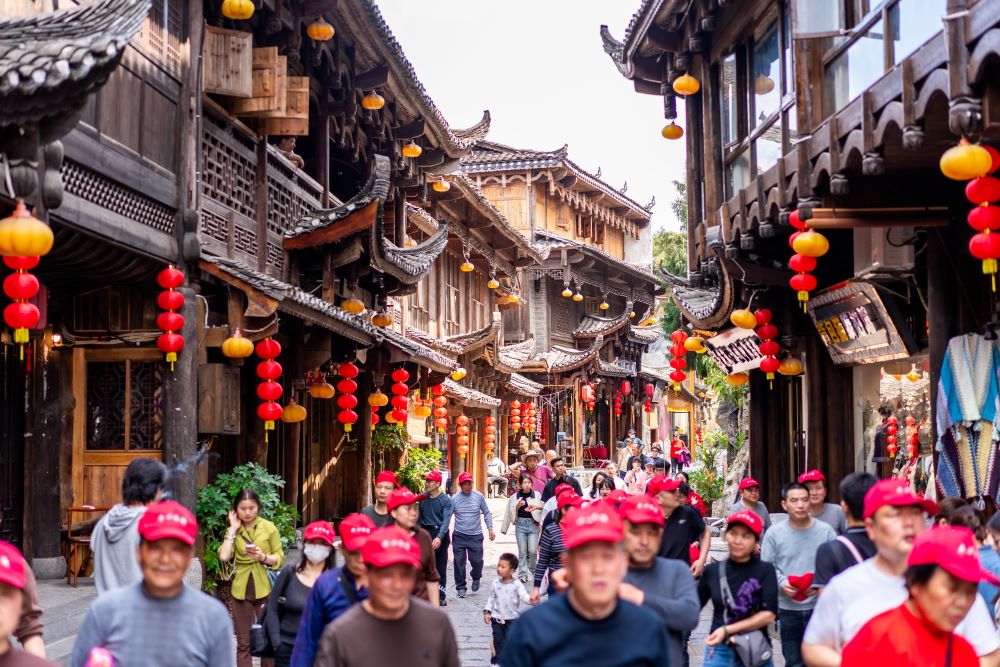 中國政府為挽救持續低迷的經濟，推出一系列刺激措施，但令人擔心這是新一波的「割韭菜」：在中國股市這次假性繁榮的狂歡過後，中國民眾恐怕將損失「最後一桶金」。