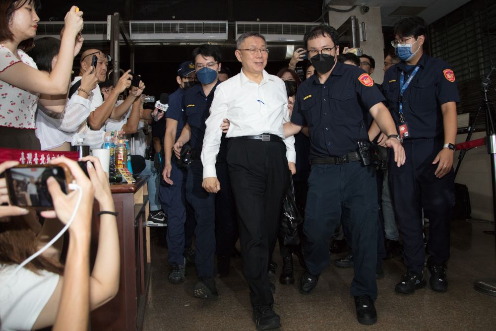 在司法案件中，「偵查不公開」是確保偵查程序順利進行、保護當事人名譽與隱私的重要制度。然而，面對輿論壓力與媒體曝光，案件往往在審判前就被輿論「定罪」，造成社會性死亡。
