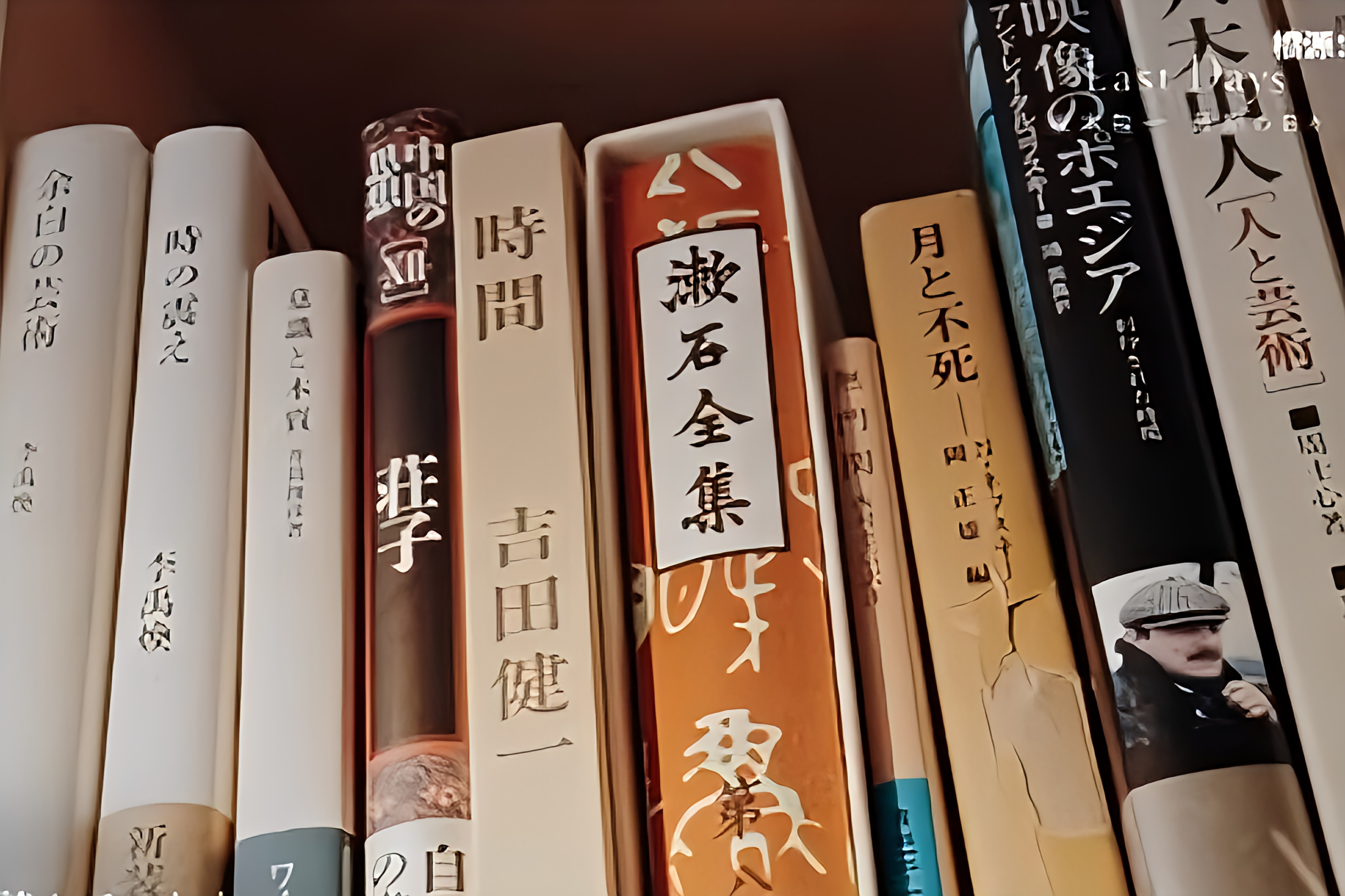 坂本龍一晚年抗癌期間，仍持續閱讀，圖為坂本龍一在紐約住所書架上的書。