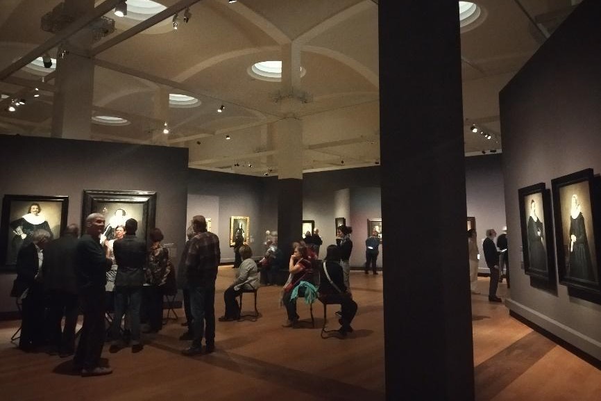在柏林展場中，2對畫像面對面掛在牆上，時間僅相差1年，但服裝的裝飾度差距極大。