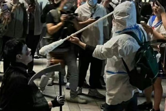 萬聖節是年輕人短暫「逃離現實」的出口，但同時也代表青年不滿的集體釋放。但不少參與萬聖節的民眾，均遭警方攔截、盤查甚至逮捕。圖為2023年萬聖節民眾裝扮成防疫工作人員「大白」。
