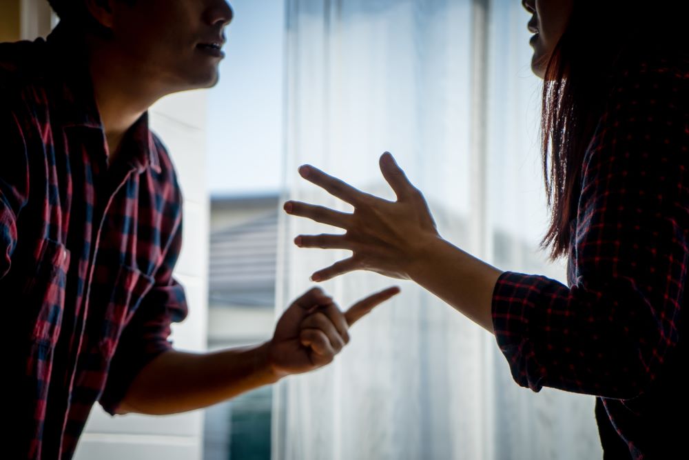 社工在實務中看見，暴力衝突的發生不都像過往「男強女弱」或「單一權控」，反而像是辯論大賽，雙方一言一語、一來一往的爭辯著。