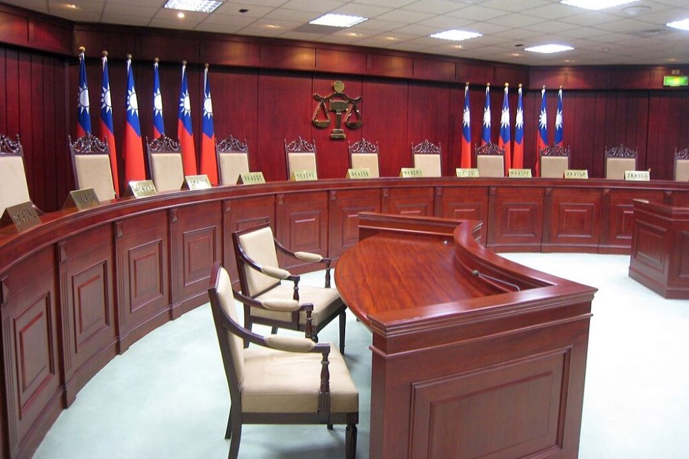 國民黨提案欲提高大法官開會及表決門檻，引發憲法法庭可能癱瘓的疑慮。圖為中華民國司法院司法大廈4樓憲法法庭內部。