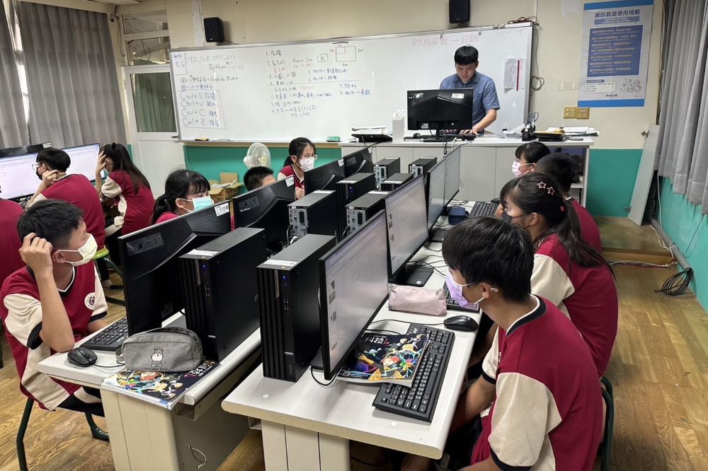 石榴國中規劃國二學生全面學習進階程式語言，透過實驗或操作課程，讓學生在學習實務之餘更進一步反思知識結構。