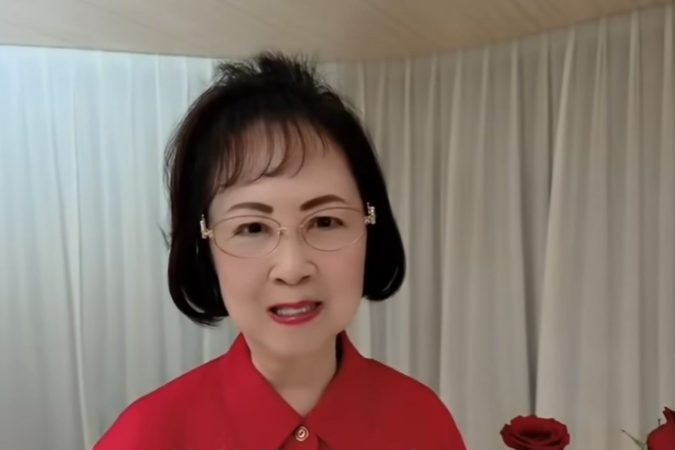 瓊瑤為愛而生，為愛而狂，無論紅顏，無論白髮。