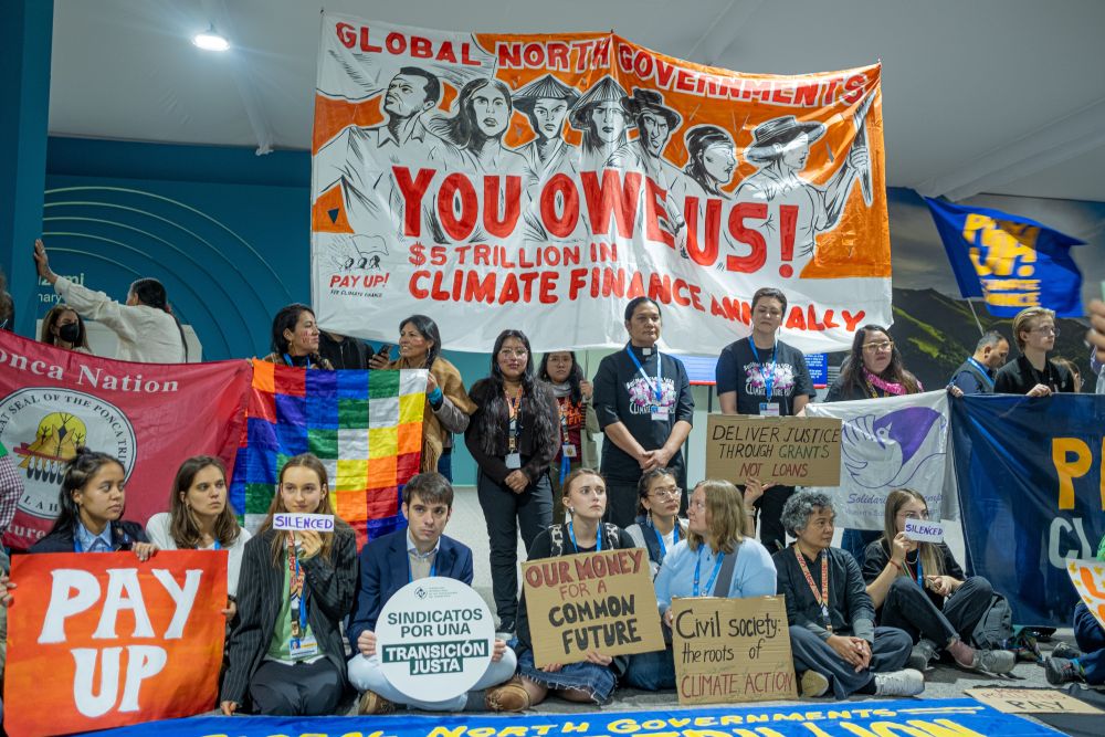 COP29於亞塞拜然巴庫舉行，一群民眾聚集抗議各國未能履行環境保護的承諾。 究竟COP29討論了什麼？《巴黎協定》第6條的落實情況又如何？