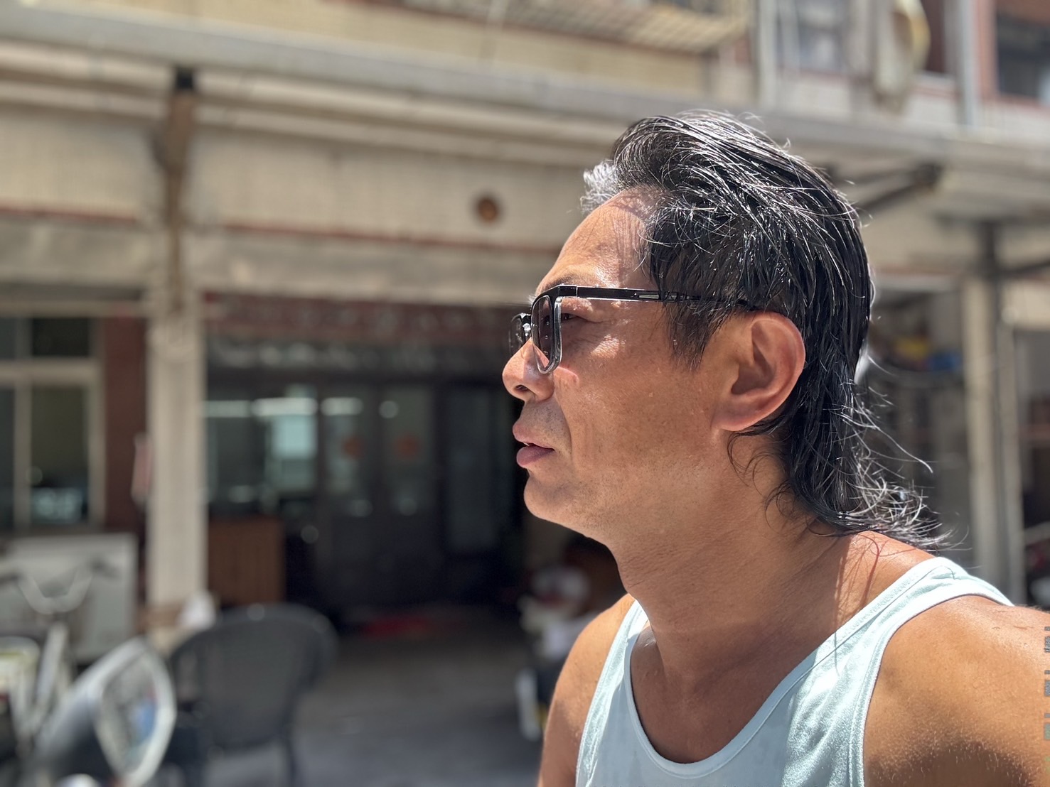 貓哥在冬天為漁工送冬衣，甚至還學了印尼語和移工溝通，究竟他是怎麼走進印尼移工的世界？又從中看到了什麼？