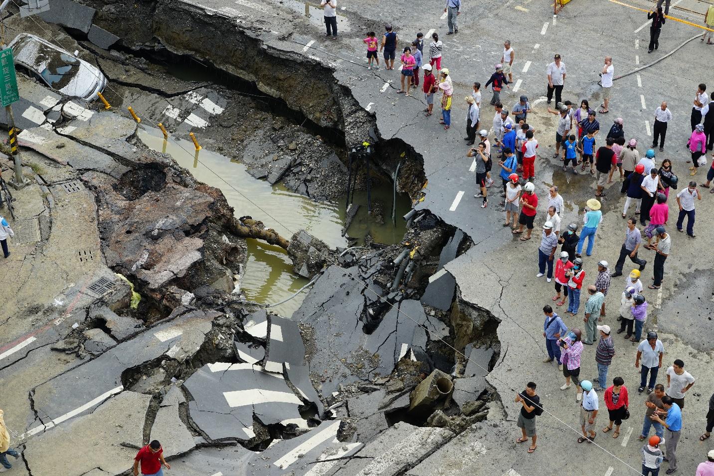 2014年8月1日高雄市一心路和凱旋路口氣爆炸開路面，引起民眾圍觀。