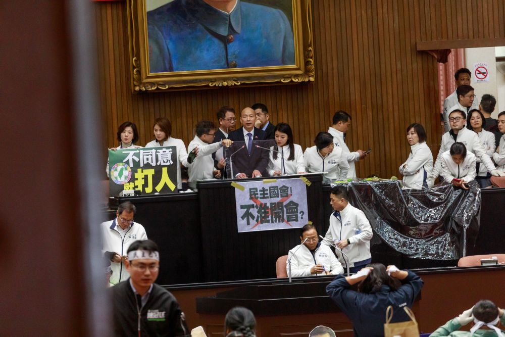 12月24日，立法院否決7名大法官被提名人，憲法法庭面臨全面停擺的風險。修訂後的《憲法訴訟法》大幅提高決議門檻，若無新大法官補提，守護人權的最後防線將遭癱瘓！圖為12月20日立法院三法修正案院會。