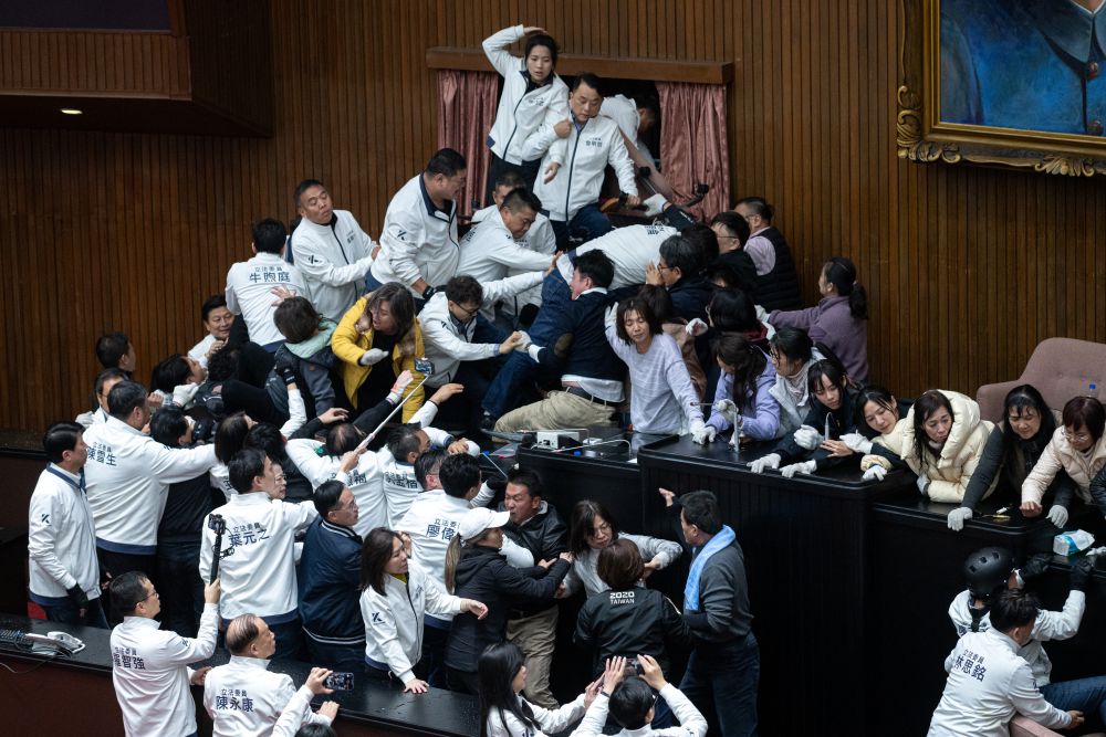 圖為立院三法表決，台灣國會亂象。