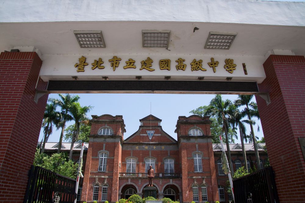 建中與數間明星男校學生「揪團吃麥當勞」，如果我們希望男性們真正理解自己的言行可能帶來的傷害，或許可以問自己：直接指責他們「歧視」、「厭女」，會讓他們更懂，還是更遠離？