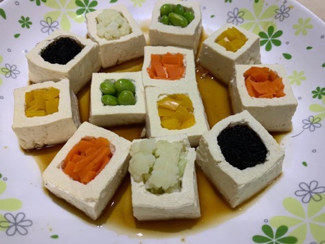 容易咀嚼的豆腐，搭配不同顏色的蔬菜，適合年節氣氛，也方便長輩與小孩攝取多種營養。