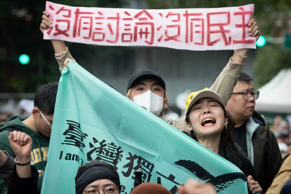 如果人民都已經準備好了，執政黨還擔心什麼？該是時候揚棄不合宜的「當家不鬧事」的思維，為更大的民主奮戰了。圖為立院三法表決，青鳥上街抗議。