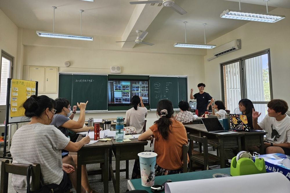 教師於課後時間共備課程，反思教學狀況。
