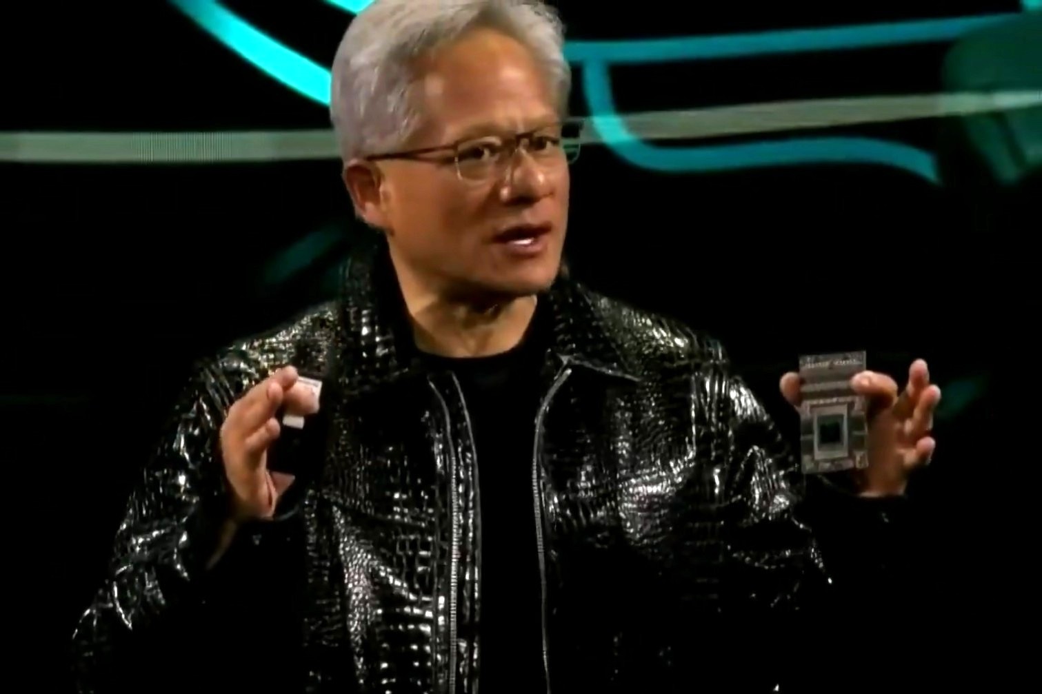 黃仁勳被美國媒體封「科技界的泰勒絲」，在CES亮相後，他穿的Tom Ford黑色鱷魚紋皮衣，3個尺碼已經被一掃而空，被稱為「最強帶貨王」也不為過。