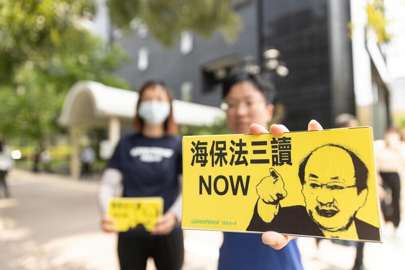 2023年，綠色和平團隊前往立院向立委當面表達訴求，呼籲加速海保法立法。