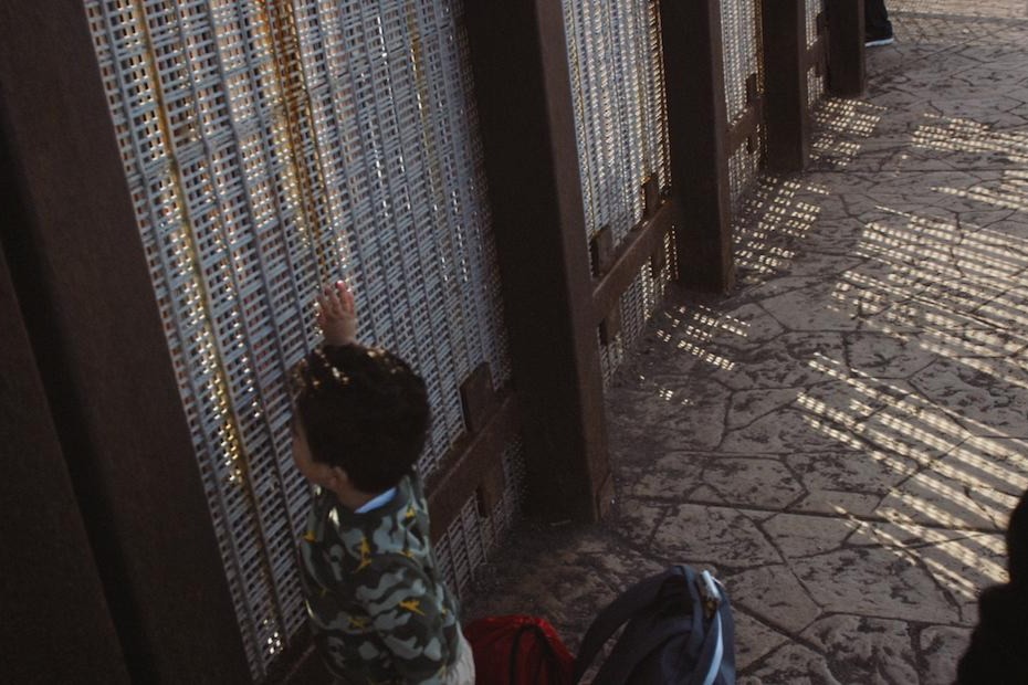 短篇紀錄片《Through the Wall》講述一個被美國與墨西哥邊界分隔的家庭故事。Abril與2歲的兒子Julián在美國無證居留，而Julián的父親因一次輕微的交通事件被警方攔下後遣返回墨西哥。為了見面，他們3人必須穿越艱難的地形，到達邊界圍欄，透過牆壁共度短暫的親子時光。