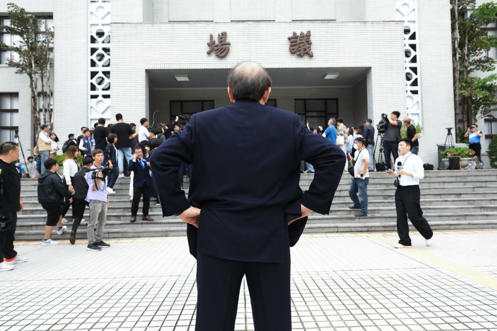 立法院為何能要求機關配合施政，才解凍預算？這樣的做法是否讓「立法過度介入行政」？