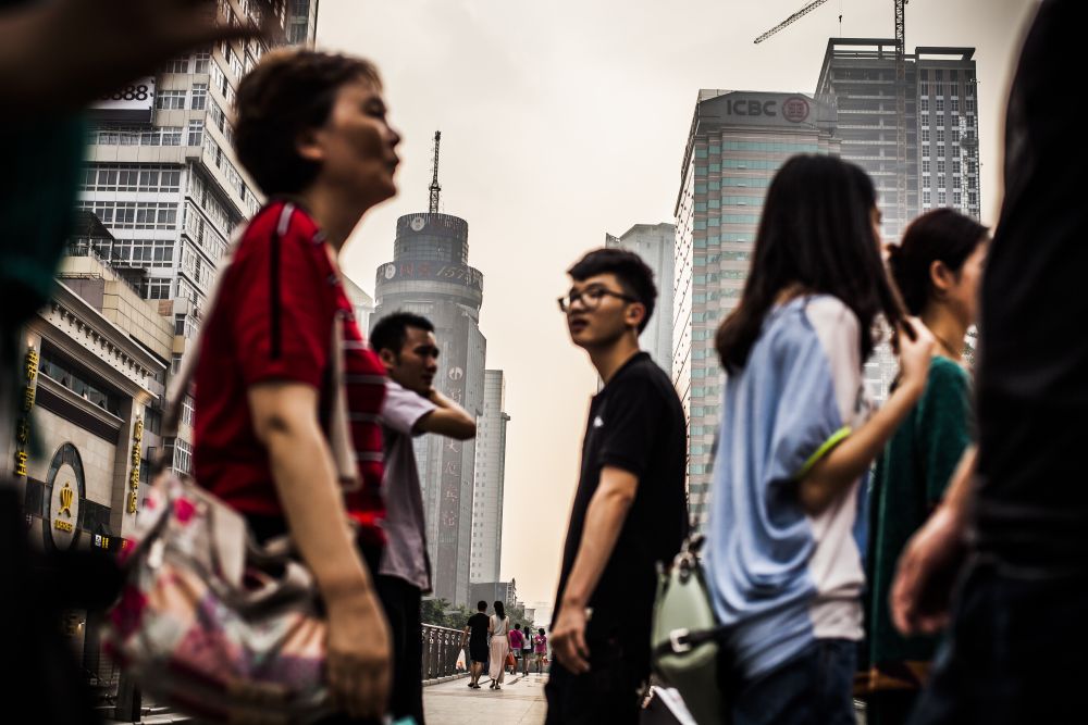 當你從一所頂尖大學畢業後，卻發現沒有一份工作能讓你經濟獨立，你會怎麼辦？如今，數百萬「爛尾娃」的現實正在中國上演。高學歷、無工作、無未來的一切背後，揭示了什麼樣的經濟與社會矛盾？