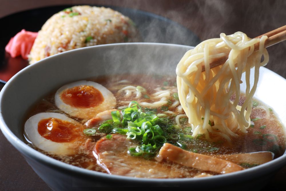 我每次都好奇日本人的定食選擇，譬如「拉麵+炒飯」、「炒飯+餃子」、「餃子+拉麵」、「丼飯+拉麵」。兩種主食一起吃，光是想像就覺得過量，難免在內心吶喊著，這樣子真的可以嗎？