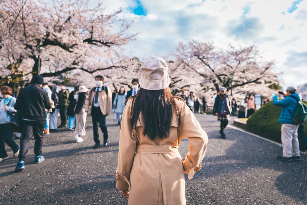 2025年大阪世博倒數計時，日本迎來破紀錄的國際旅客潮。遊客帶來的，是千億美元的經濟機會，還是過度擁擠的城市負擔？