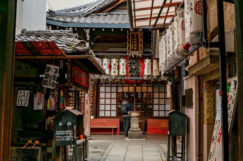 日本，曾是世界第二大經濟體，現在卻陷入低效、停滯，甚至衰退。從疫情應對的無能，到地震災後的混亂，再到人民出國旅遊的奢侈夢碎——這個曾經讓亞洲各國仰望的國家，到底怎麼了？