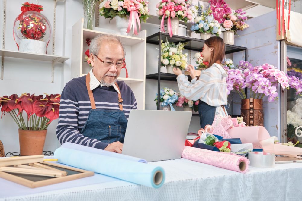 企業如何應對超高齡社會帶來的勞動挑戰？職務再設計與通用設計是提升企業競爭力的關鍵策略。