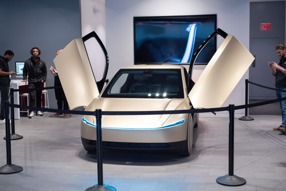 特斯拉Robotaxi的首發車款Cybercab不僅配備了前衛外型，還有鍘刀式車門，車內沒有方向盤，配備全依自動駕駛技術來實現。無人計程車的時代真的來到了嗎？