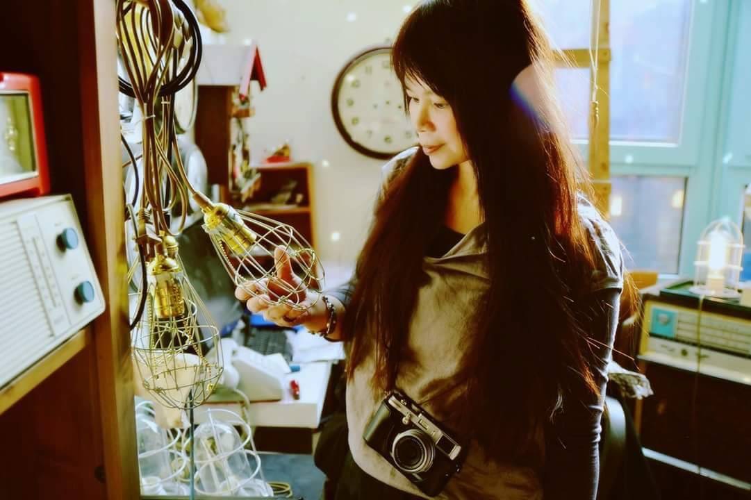 鍾文音因緣際會斜槓成為服裝專櫃的櫃姐，在這段全新的職場體驗中，她以作家的視角細膩觀察形形色色的人事物，捕捉那些幽微而真實的女人心事。