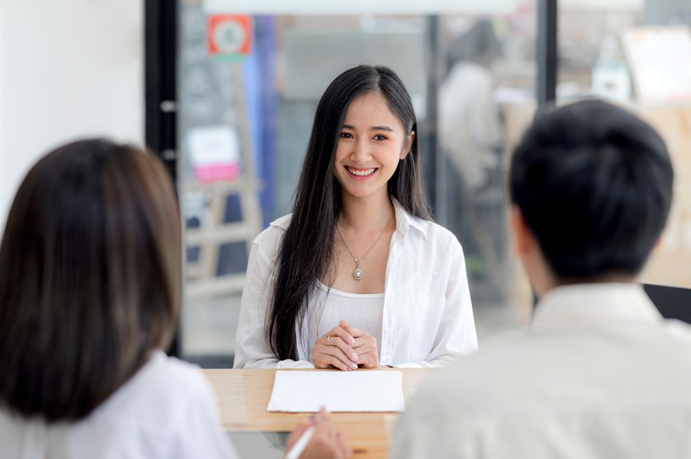 年齡歧視在中國早已成為公開的潛規則，對女性來說，還有婚育審查、薪資歧視、升遷障礙……當潮水退去，女性才驚覺，這是一場永遠無法贏的競爭。