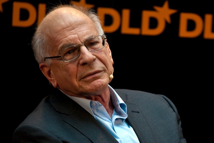 丹尼爾．康納曼（Daniel Kahneman）一生致力於拆解人類非理性的決策模式，2024年3月，這位諾貝爾經濟學獎得主選擇安樂死，為傳奇人生畫下句點。