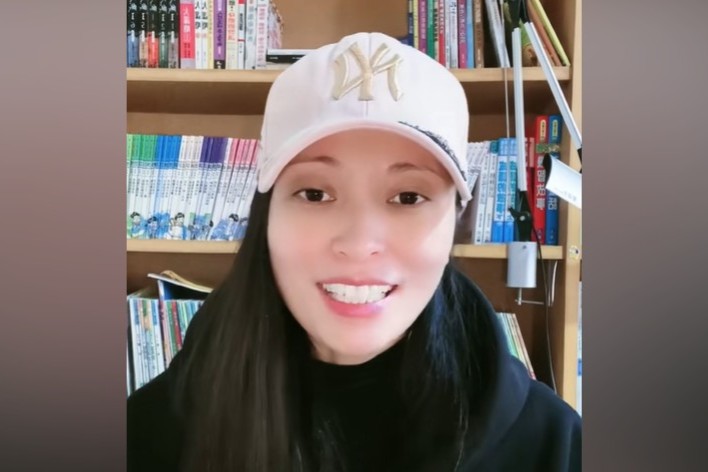 近日，中配「亞亞」因散播武統言論被遣返，這起事件不僅引發輿論熱議，也凸顯了移民身分、國家認同與民主制度之間的張力。當個體的信念與國家的立場發生衝突，民主社會應該如何應對？