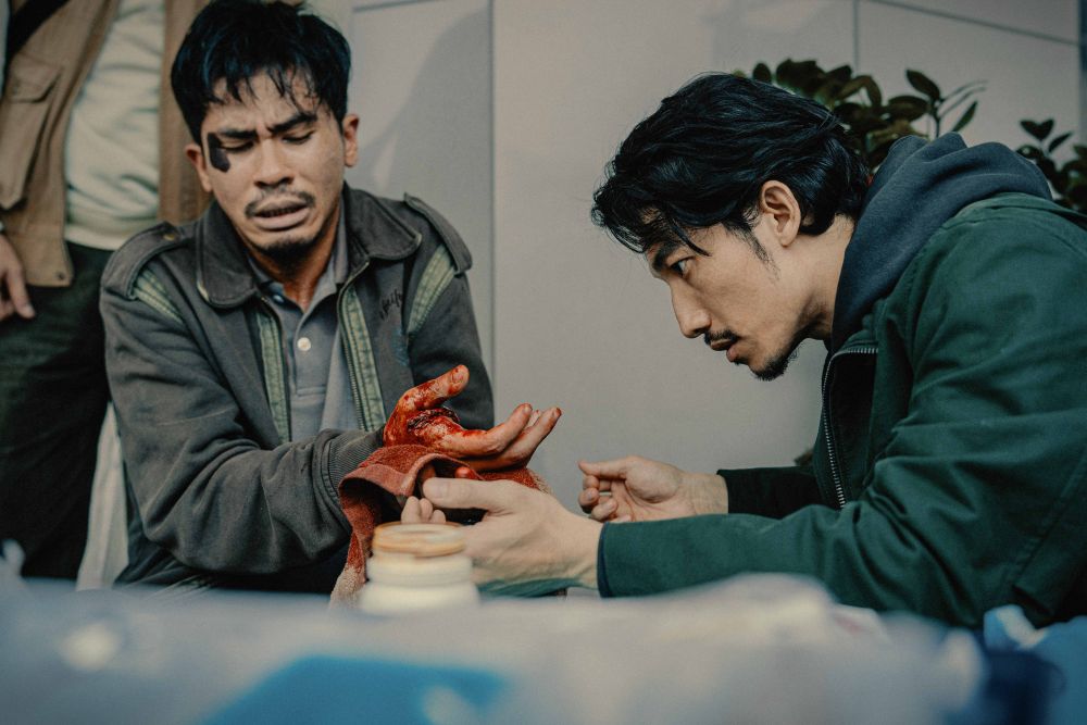 《The Outlaw Doctor 化外之醫》連炳發（右）飾演的范文寧在越南是醫術精湛的外科醫師，來台進行非法醫療行為。