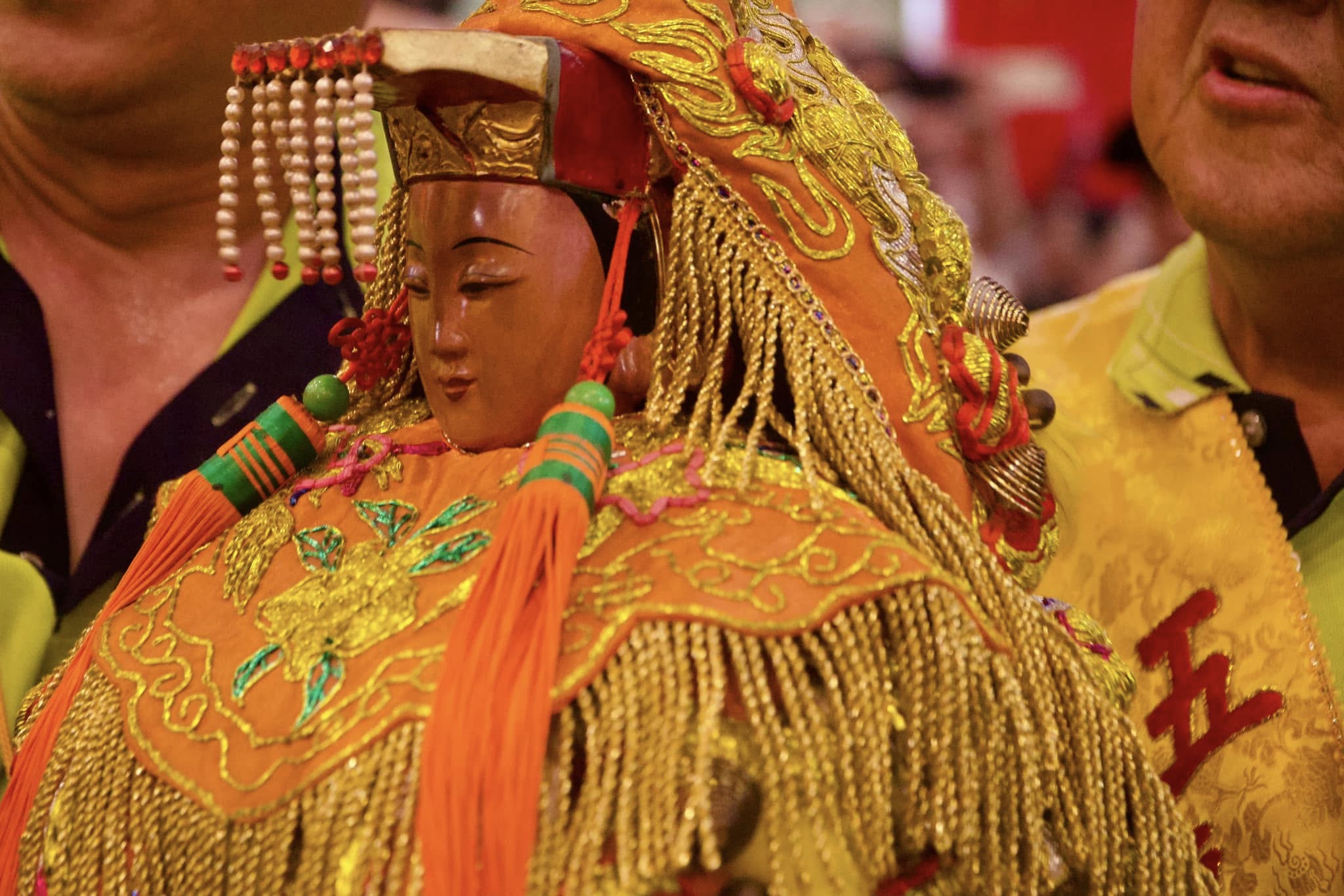 每年農曆3月「全台瘋媽祖」，文化人奚淞形容為「渾厚、壯大的鄉土民俗活動」、「完整的天、地、人的大戲就在鄉野演出」。