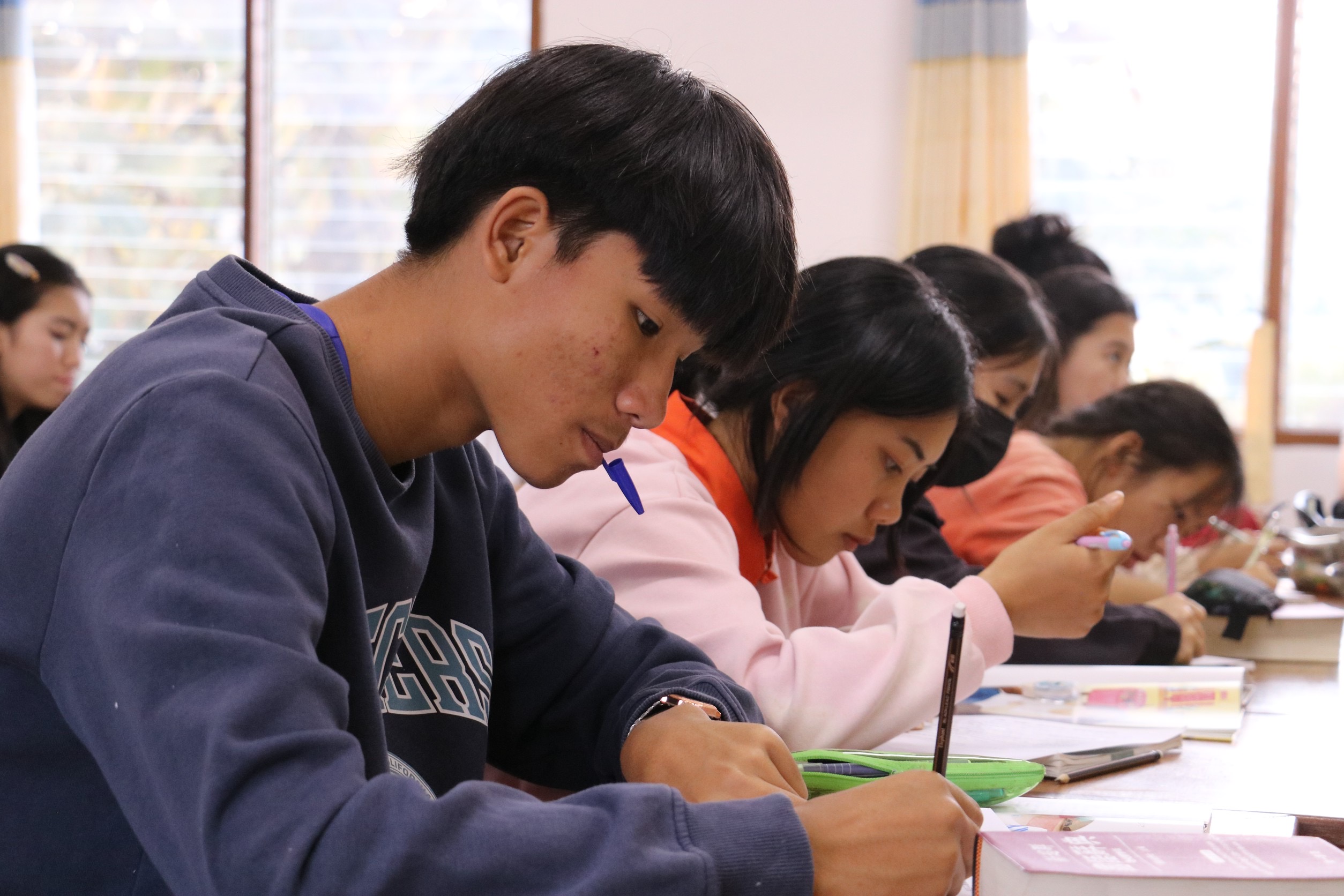 在泰北，教育不是理所當然，而是奢侈的選擇。 台灣的「3+4產學專班」給了孩子們機會，但如果賺錢成了唯一目標，學習呢？未來呢？