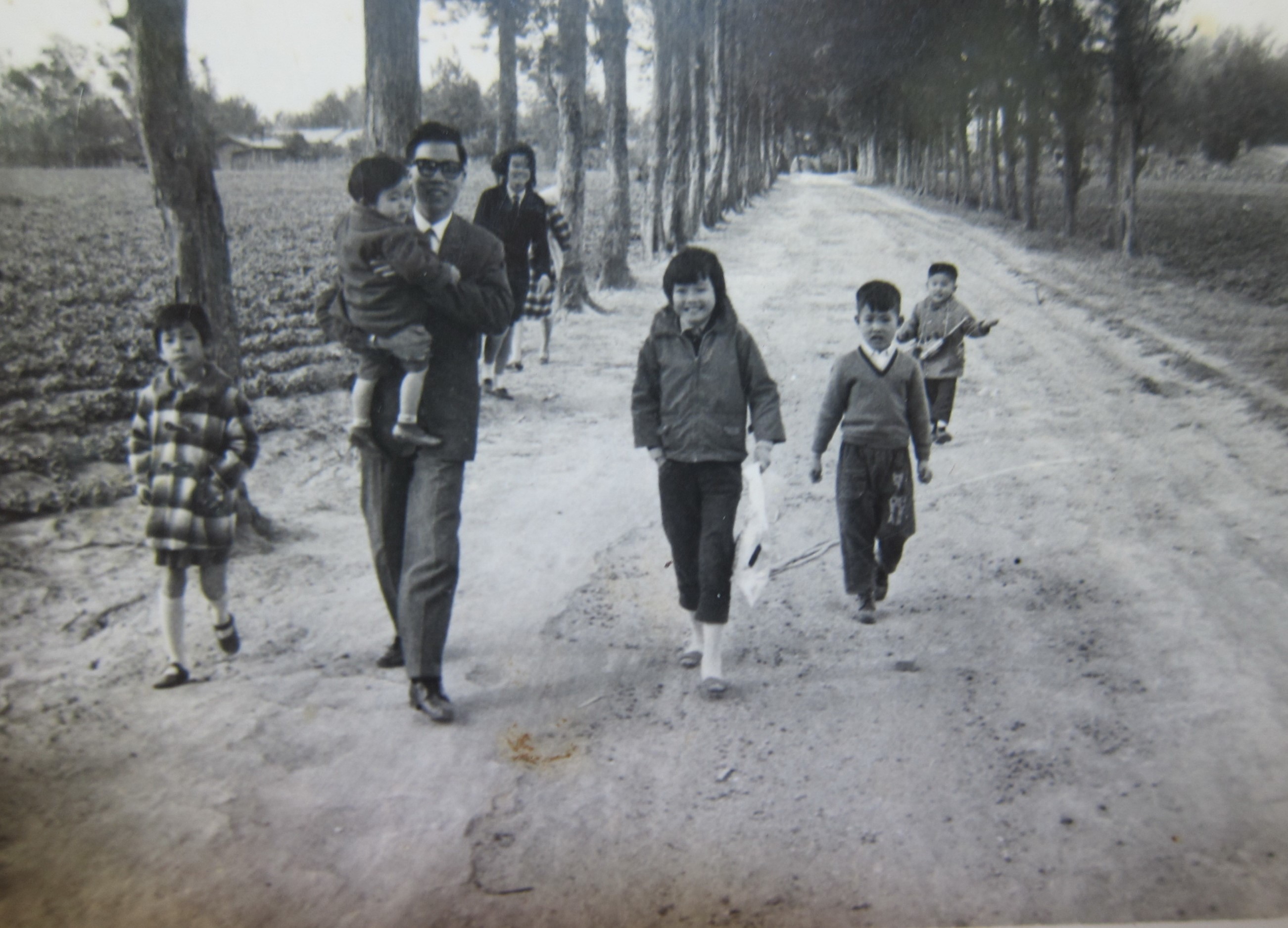 拍攝於1967年1月，那時父親已經結婚生子，村外的大路還是種著木麻黃，但已經不是車輛、牛車、行人走的三線道。私家車不多，偶爾才會有一班興南客運往返臺南與馬沙溝的普通車經過。