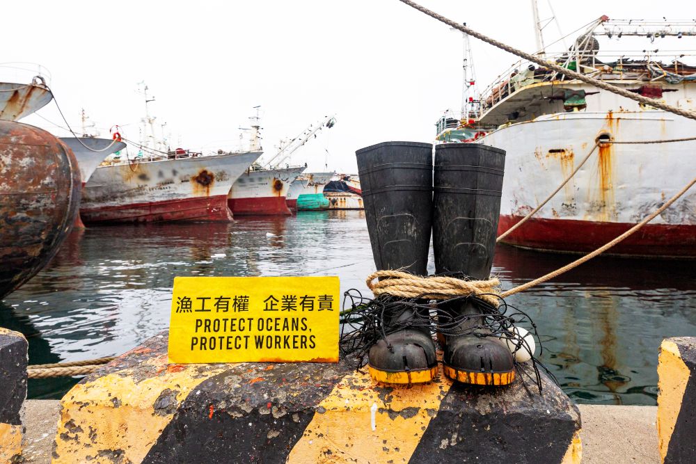 為聲援漁工運動，綠色和平臺北辦公室於遠洋漁業重鎮東港和前鎮漁港擺放標語與漁工雨靴，象徵漁工人權需受重視，並強調相關企業應負責。