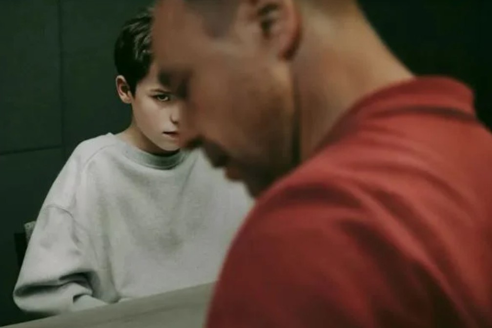 Netflix爆紅影集《混沌少年時》最可怕的地方在於，它讓我們明白，惡魔也可能來自「正常家庭」。暴力會偽裝成任何模樣，包括一張孩子的臉。