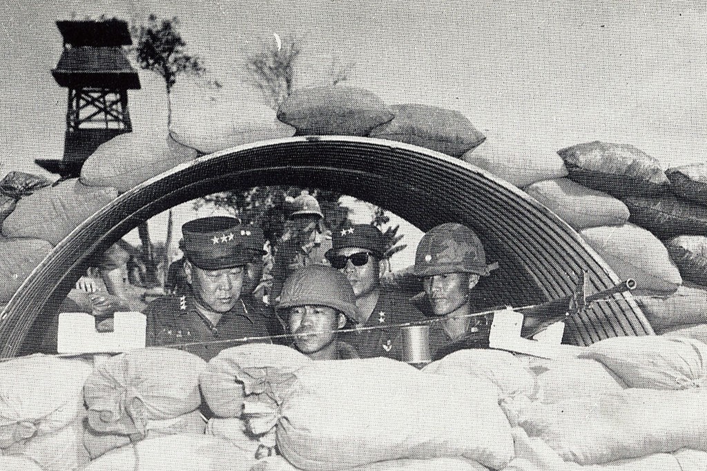 圖為​2008韓國國防畫報，駐越韓軍司令官視察第29團第6連基地。