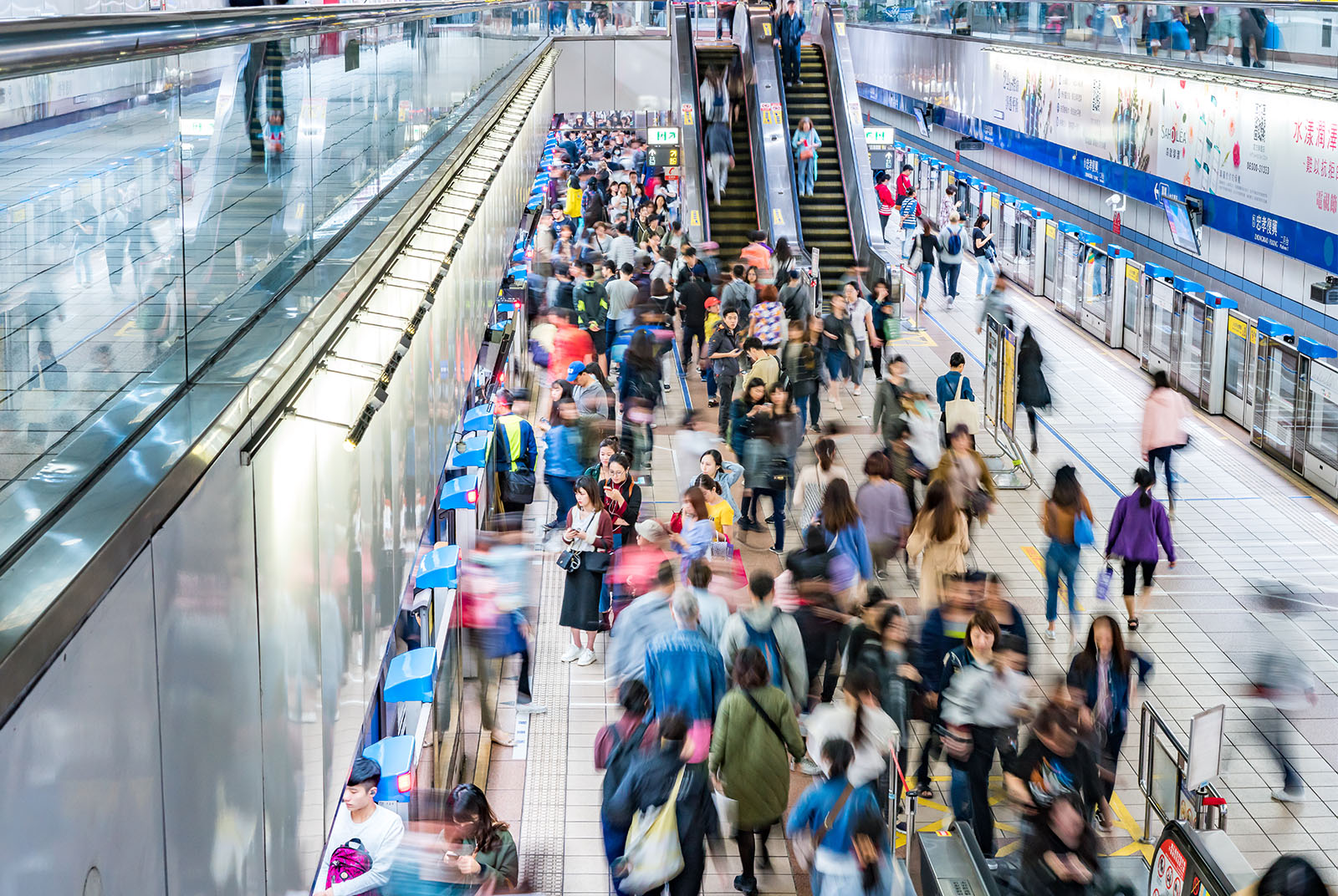 清晨的捷運車廂裡，人人低頭滑手機、聽Podcast、切換App──這是現代數位生活的日常縮影。