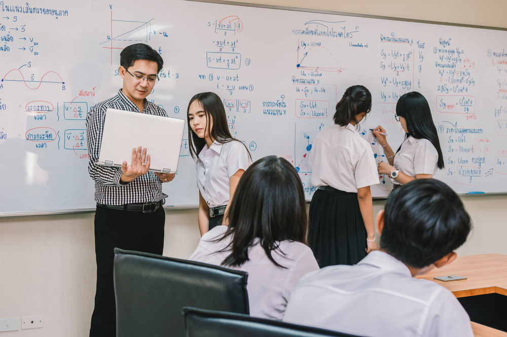 在學校辦公室裡，聽見男性教師對女性師生外貌的評論，氣氛輕鬆卻令人不安。看似無傷大雅的玩笑，背後隱藏著性別不平等的權力結構。