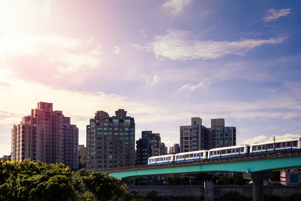 在高房價、租屋難、社宅難推的今天，台北市政府提案修法，打算讓捷運局出售部分聯開住宅。這不只突兀，還讓人質疑：「都發局拼社宅，捷運局賣住宅」是在唱反調？