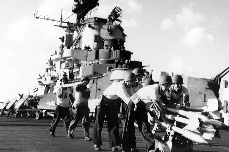 1944年10月12日，漢考克號航空母艦的船員在準備空襲台灣期間，將火箭裝上飛機。