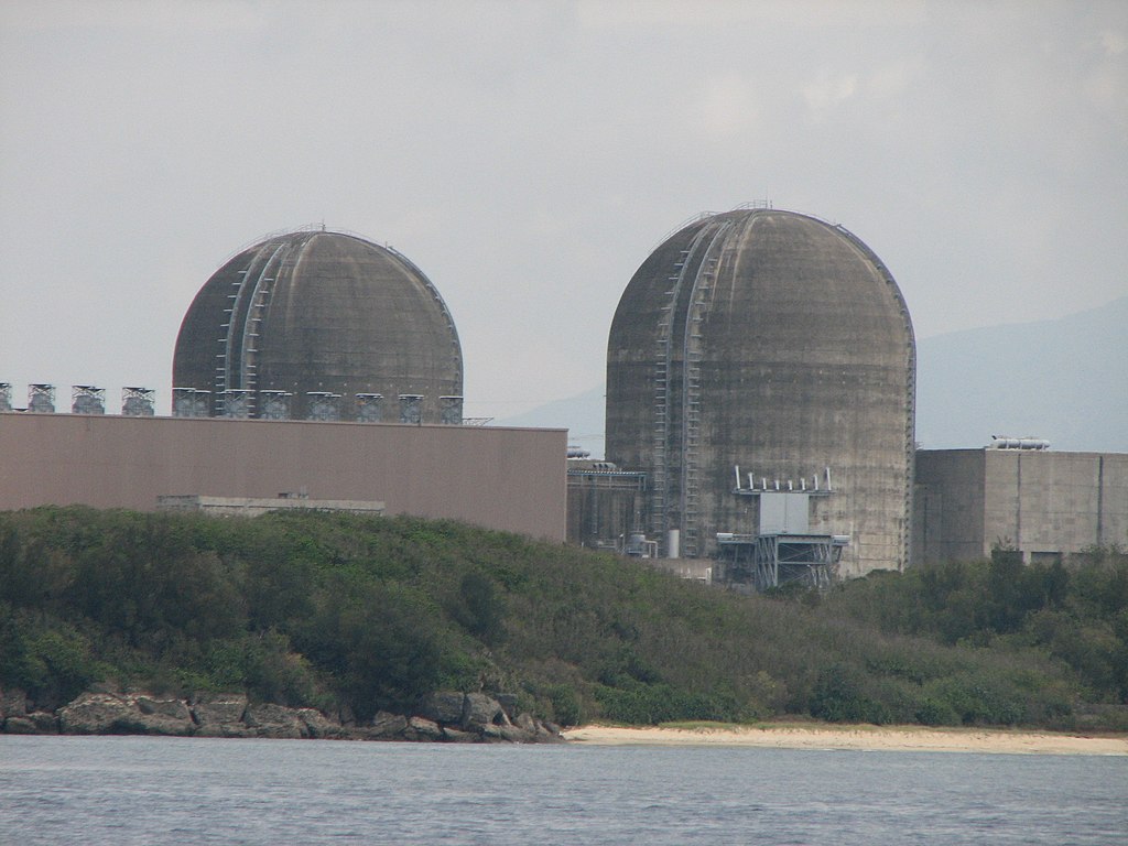 台灣即將在2025年迎來「非核家園」的關鍵時刻，隨著核三廠2號機除役，核電將退出我國電力體系，但在野黨推動延役與重啟核三公投，主張核電有助降低電價，卻忽略了核廢料處置、延役安全與隱藏成本等關鍵議題。