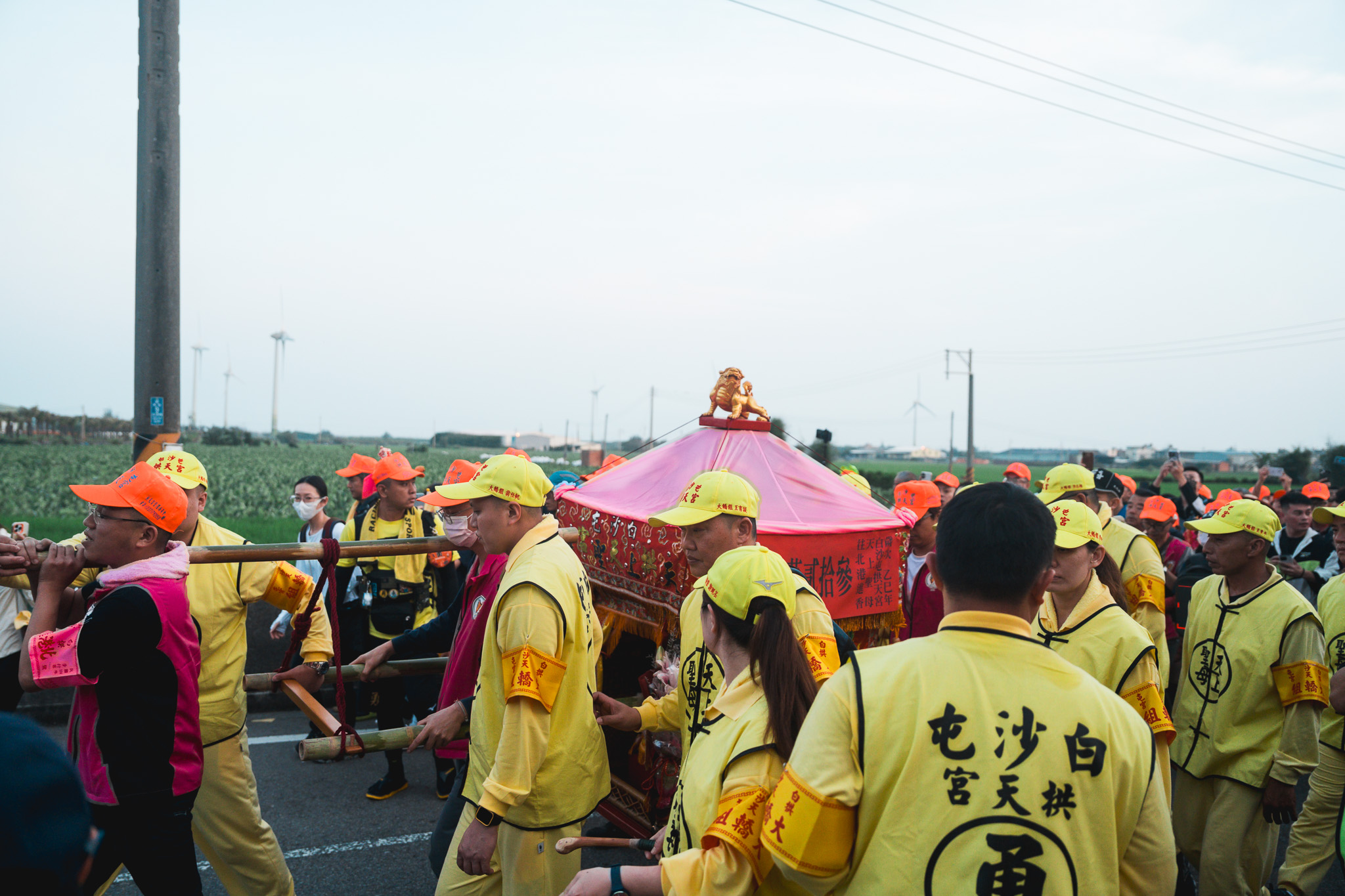 媽祖的進香大隊就像一座流動的療癒所，讓人在疲於奔命的實體生活跟數位社群的日常中，重新認識慢下來、互相照顧與不求功德的價值。