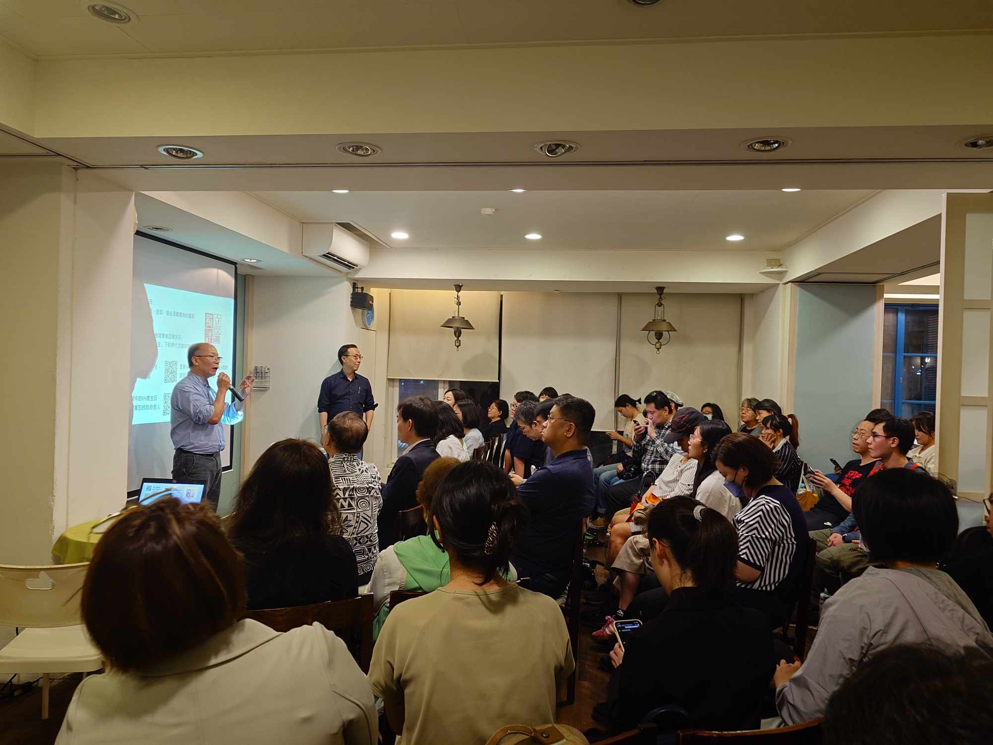 在越戰結束50年的2025年4月30日，獨立評論舉辦「逃離越南的人：越戰結束50年，來到台灣的他們現在怎麼了？」論壇，邀請兩位戰爭後逃出越南、現在定居台灣的講者，帶著他們自己與親人離開越南的經驗，與大家分享這段歷史。