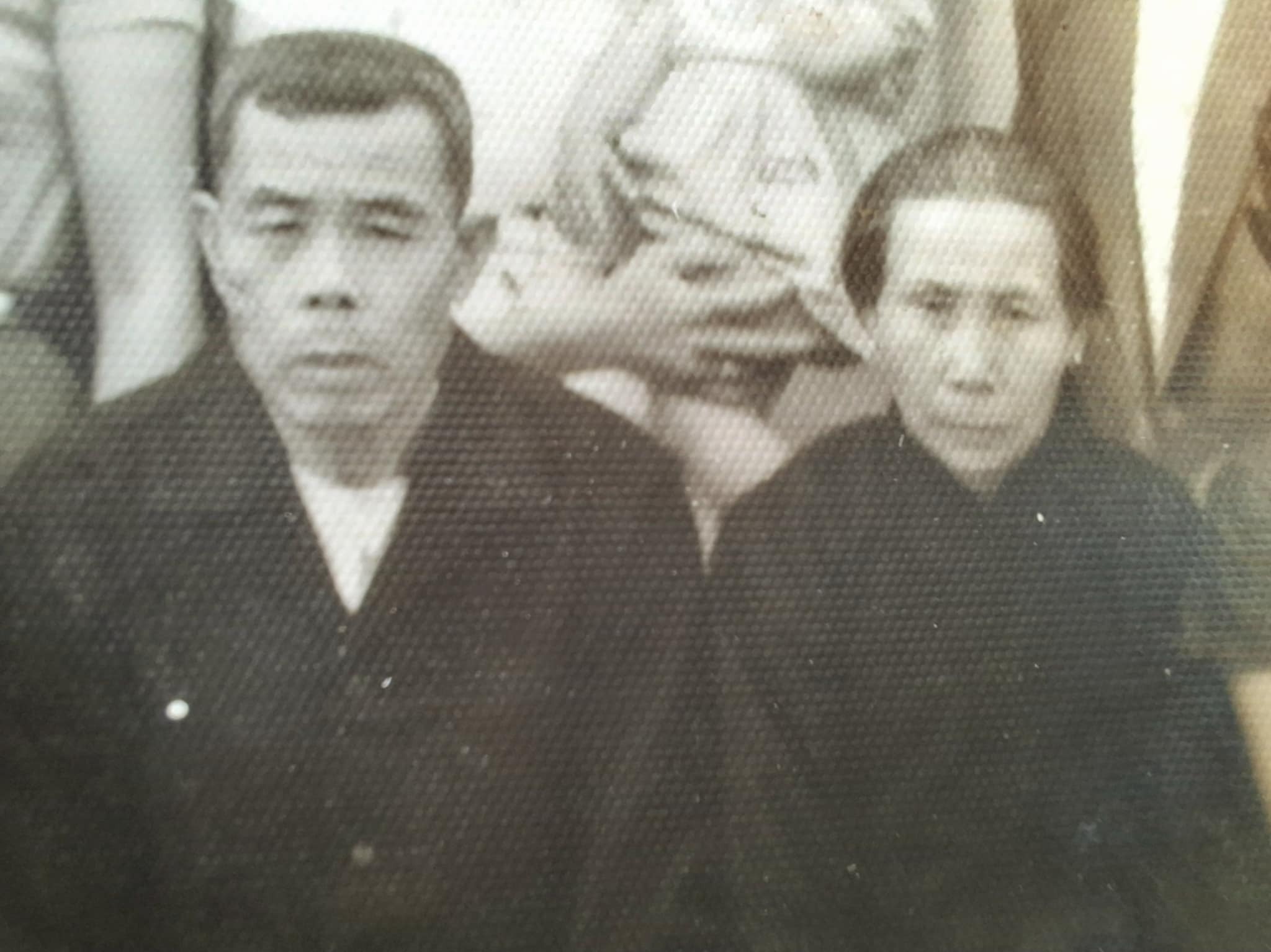 阿公阿嬤此生第一張照片，翻拍自1960年我父母親的結婚家族照。阿公穿著國民領上衣，阿嬤穿著傳統漢服。當時阿公62歲，阿嬤58歲，不知為何，兩人表情都很嚴肅。