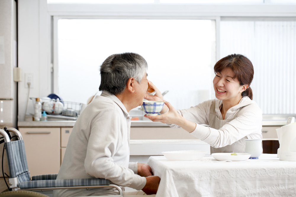 在日本，有不少服務，把有一整套把人照顧好的「到府系統」：醫療、餐飲、清潔、照護，一條龍送進家門！