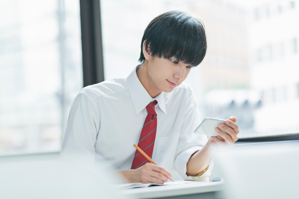圖題寫作，早已不是「看圖說故事」那麼簡單！114年會考新題型考驗學生「扣圖」能力，不僅要讀懂圖像，還要能延伸意涵、連結生命經驗，說出有觀點、有深度的故事。