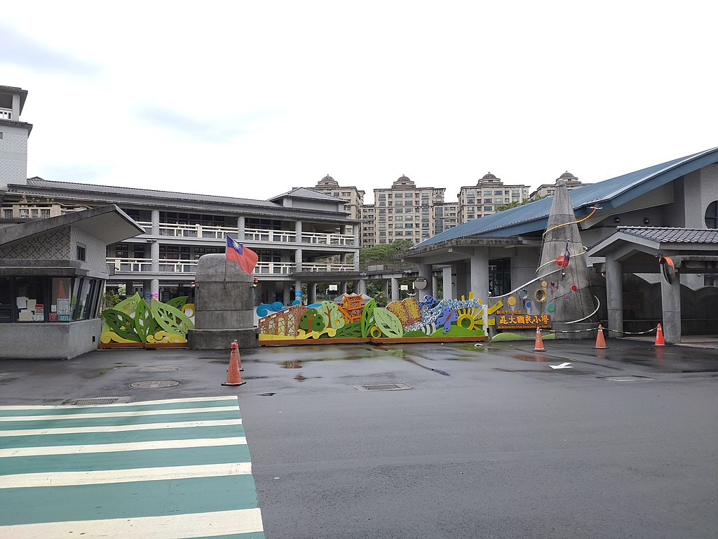 一名78歲駕駛於新北三峽的北大國小前，暴衝撞死3人，凸顯台灣高齡駕駛制度失靈。儘管其駕照狀態正常，事故仍釀重大傷亡。